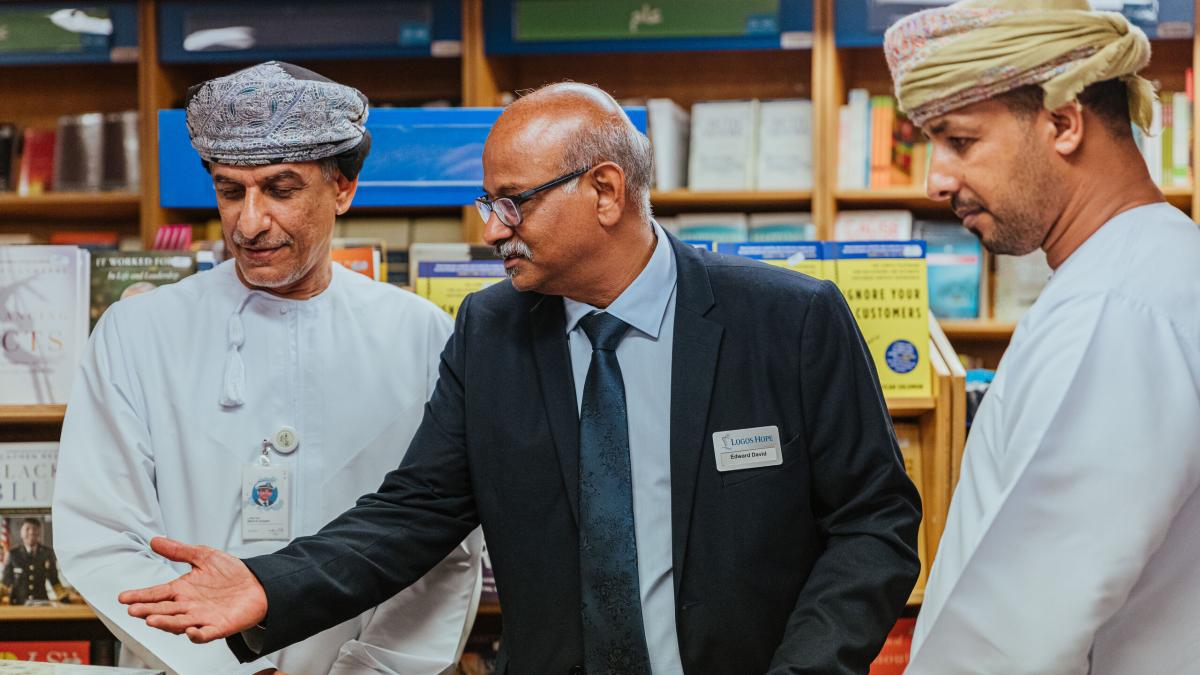 Muscat, Oman :: Managing Director Edward David (Malaysia, middle) presents the bookfair to the guests of honour.
