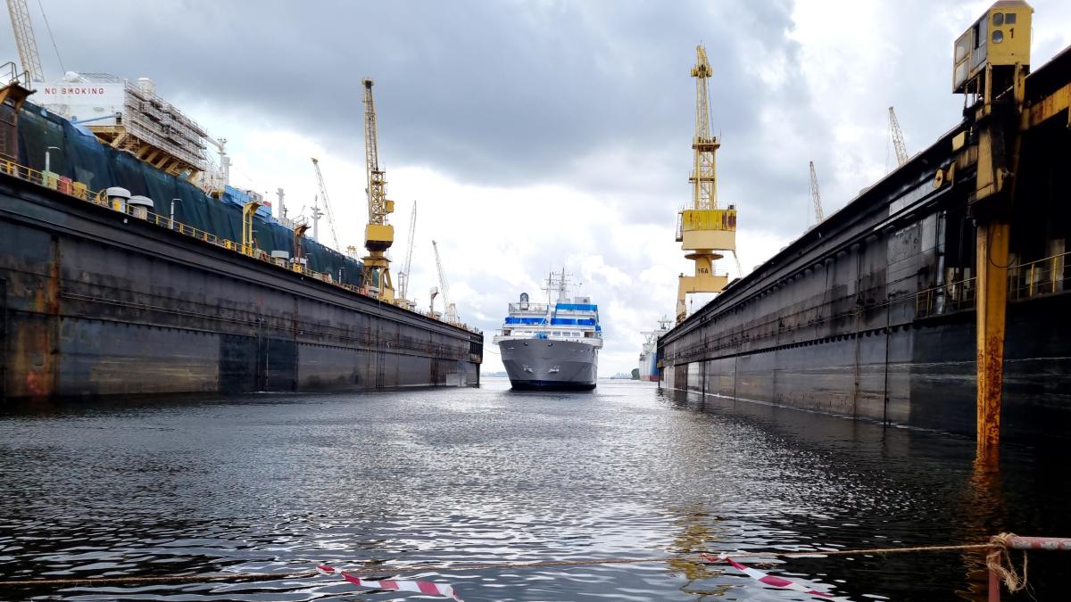 Doulos Hope entering dry dock in Singapore